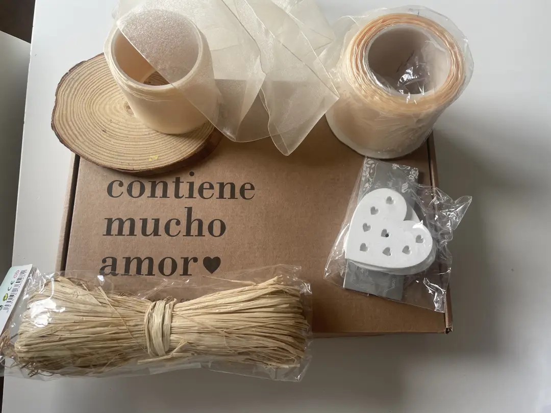 Varios artículos para envolver regalos de boda