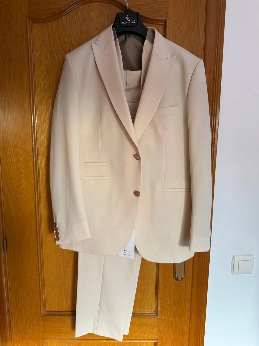 Traje boda color beige a estrenar