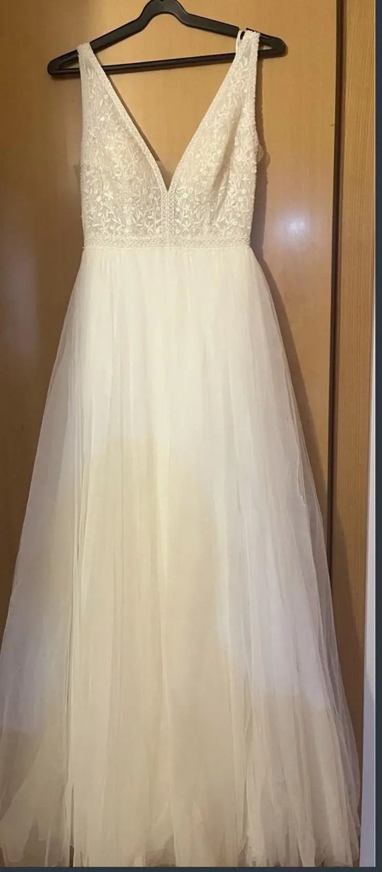 Vestido de novia blanco con detalles, año 2021