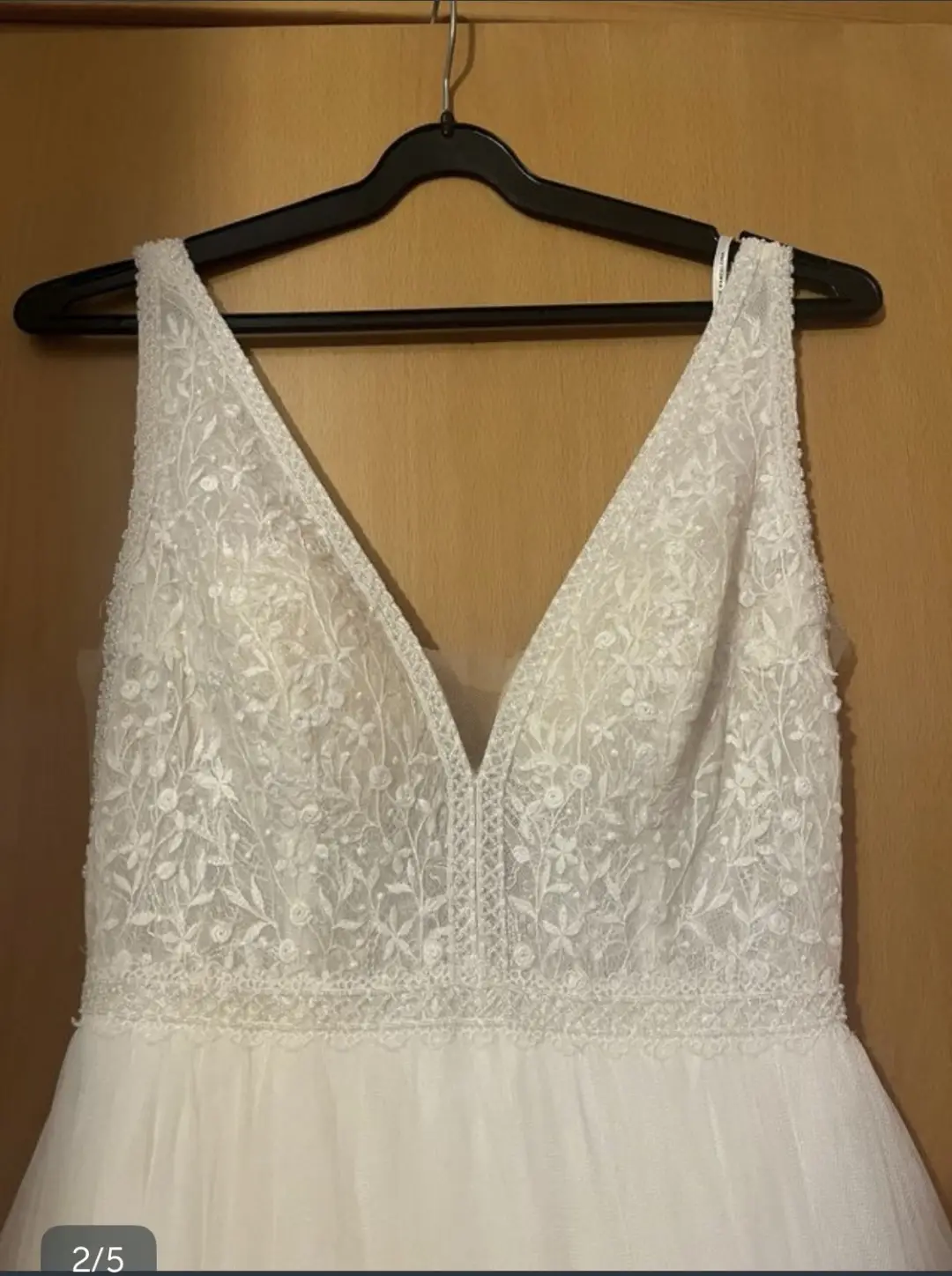 Vestido de novia blanco con detalles, año 2021