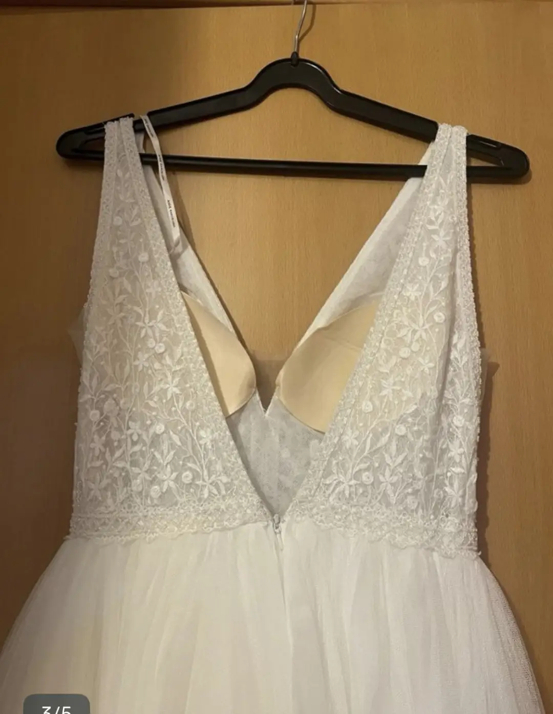Vestido de novia blanco con detalles, año 2021