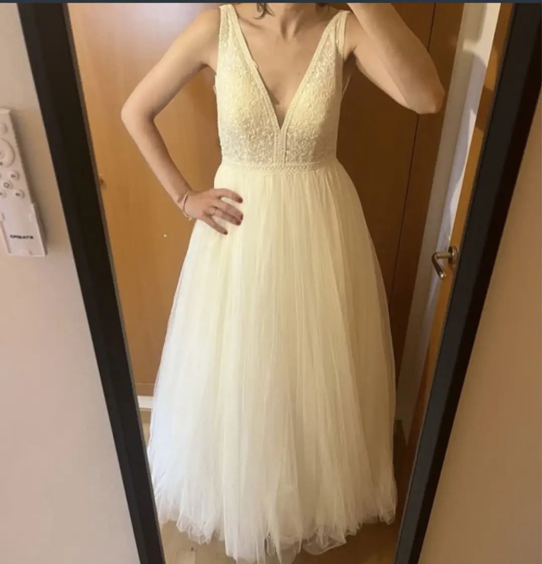 Vestido de novia blanco con detalles, año 2021
